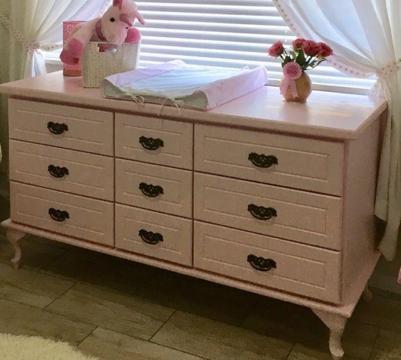 Wooden Chest of Drawers/Compactum