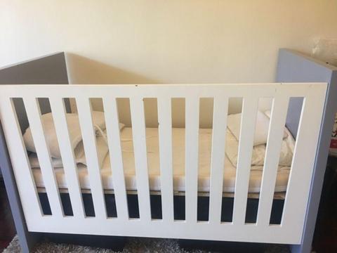 Convertible cot to toddler bed