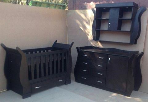 Baby Cot and Compactum with Display -R 6999,00 Sur 17