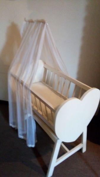 Beautiful baby crib - selling for R1200.00