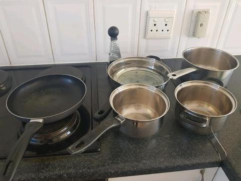 Pots / saucepans and a frying pan