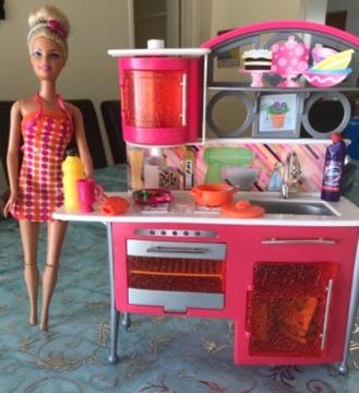 Barbie & kitchen playset