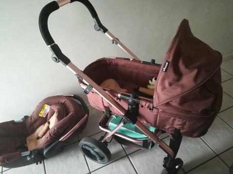 Immaculate condition Bounce stroller and car seat/ baby carrier selling for R1000