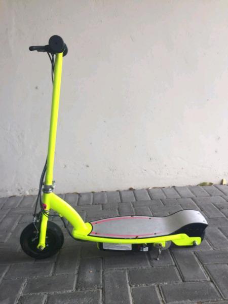 Razor E100 scooter R800