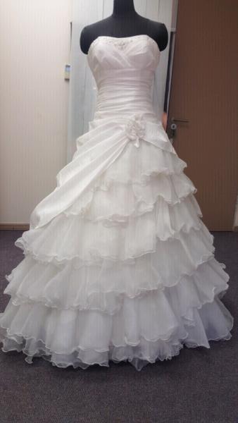 WEDDING DRESSES FOR HIRE ON DISCOUNT