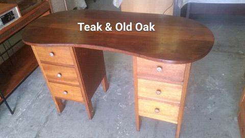 ✔ VINTAGE Kidney Shaped Desk in Old Oak and Teak (circa 1950)