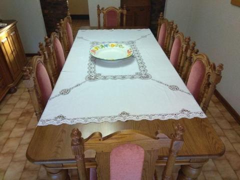 OAK DINING ROOM TABLE & 8 CHAIRS