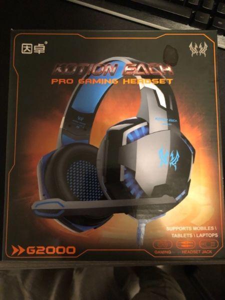 Gaming headset with LEDs