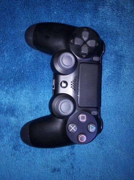 Ps4 controller for sale in excellent ondition