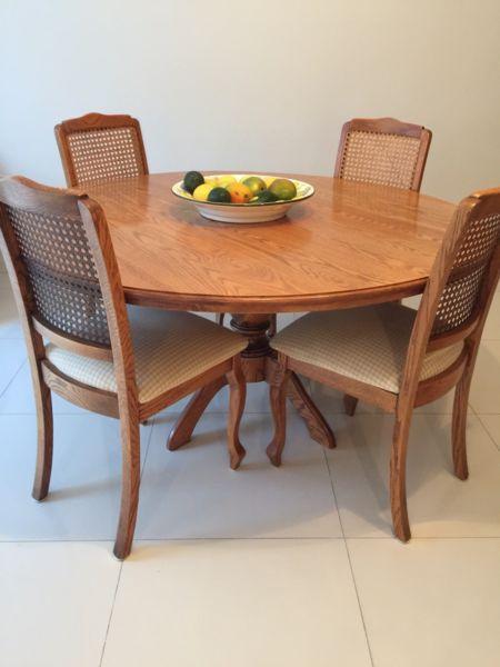SOLID OAK DINING ROOM TABLE
