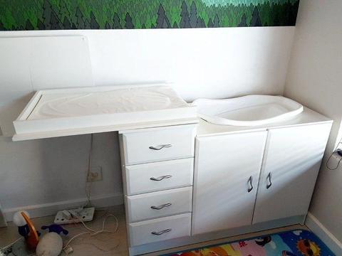 Solid White Compactum with Built-In Baby Bath