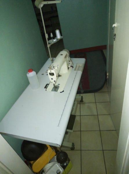 Straight industrial sewing machine