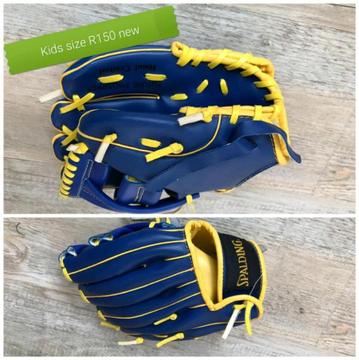 Kids Spalding baseball/ softball left glove R150