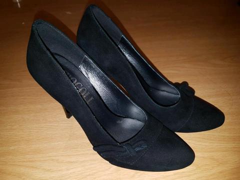 BRAND NEW - Genuine suede shoes (size EU 36/SA 4)