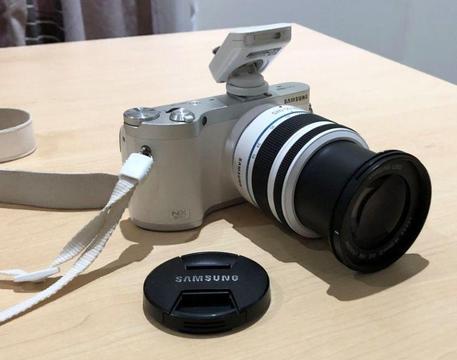 Samsung NX 300 Digital Camera (* GREAT CONDITION - with 8GB SD Card and Carry Case *)