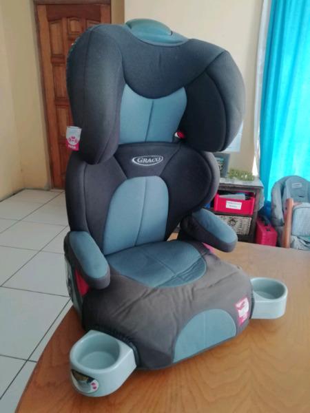 Graco booster seat with cupholders and adjustable headrest 15-36kg