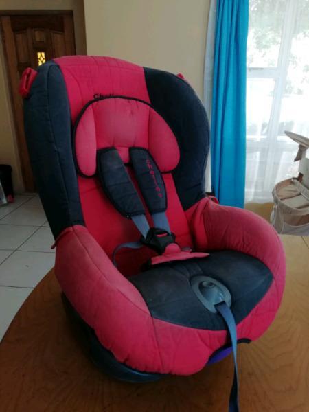 Red reclining carseat 9-25kg