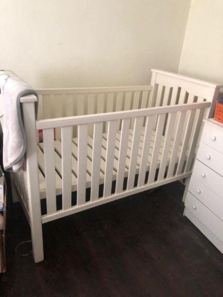 Hammond large baby cot for sale - R2000