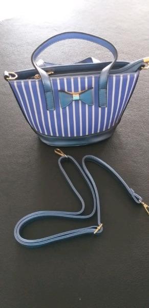 Handbag with detachable strap