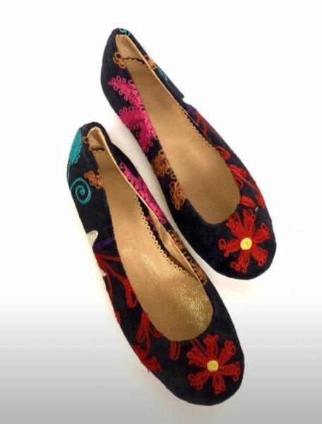 Leather embroidered pumps