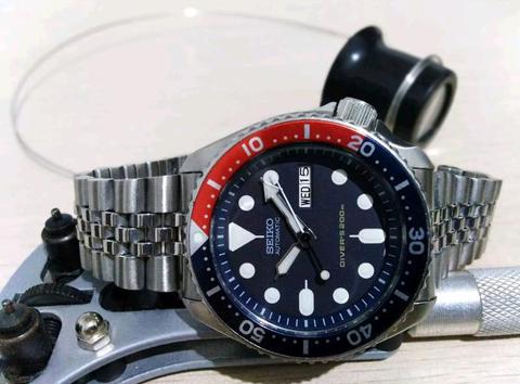 Seiko SKX009K Mens 200m Automatic Dive Watch