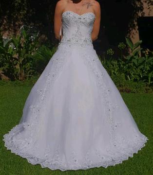 Wedding dress for sale. Stil brand new