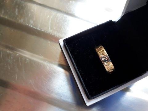 18k Gold Etched Band