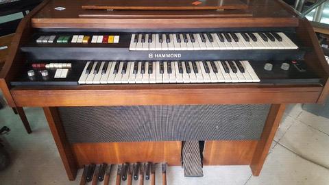 Hammond Vintage keyboard organ with preset music