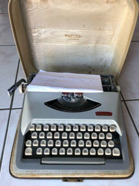 Royal -Manual Typewriter - Antique