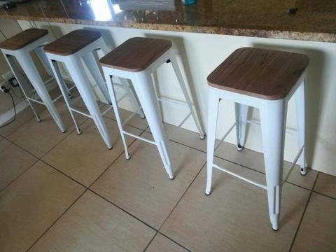 Staal barstoeltjies met hout sitplekke