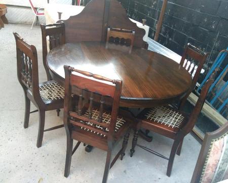 Table with 6 riempies chairs