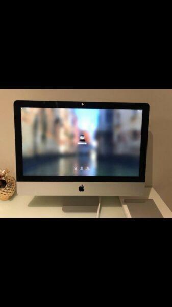 iMac 21.5 inch Late 2013 & Mouse Pad