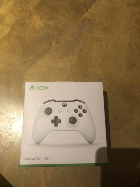 Xbox white controller comes in box