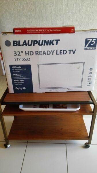 2 x Blaupunkt TV 32 inch with brackets. Brand New