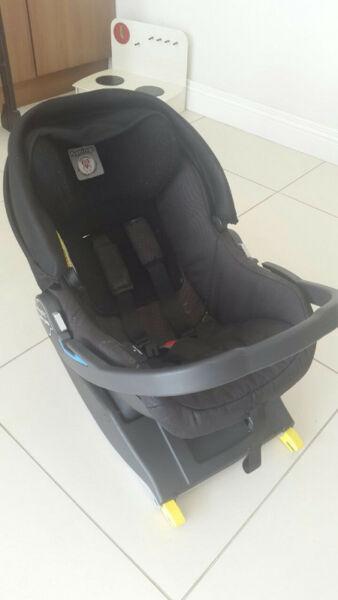 Peg Perego Primo Viaggio SL infant car seat with Isofix base