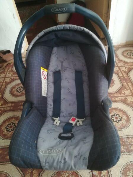 Graco 2 in 1 car seat and rocking chair