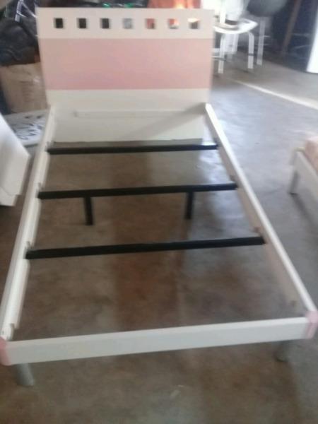 2x 3/4 beds for kids with mattresses