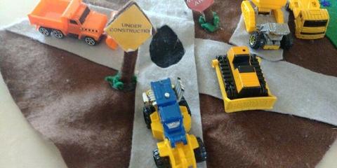 Construction themed felt play mat with construction vehicles (5)