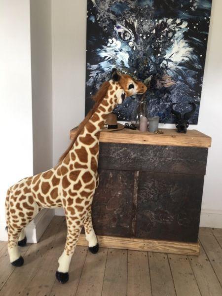 Large giraffe toy R1.200 versus 1.900 at shops
