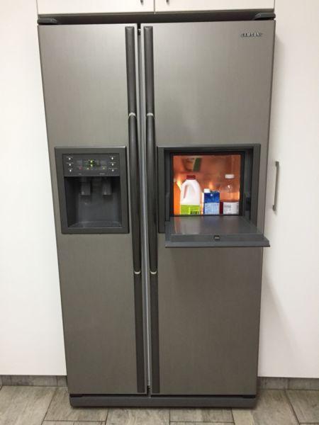 Double door Samsung fridge/freezer with ice/water dispenser