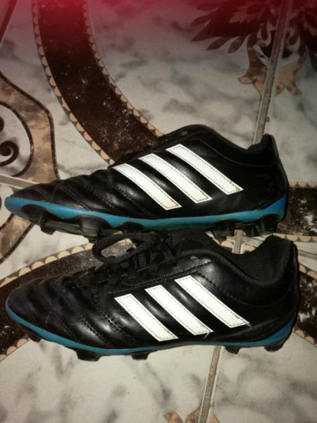 Soccer boots for sale size 4