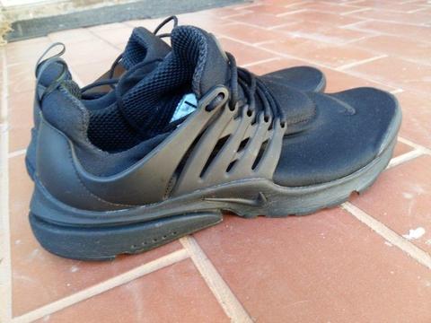 All black Nike air presto fashion/running shoes size 11