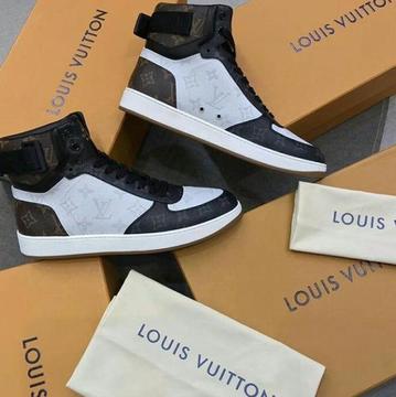 LOUIS Vuitton Sneaker