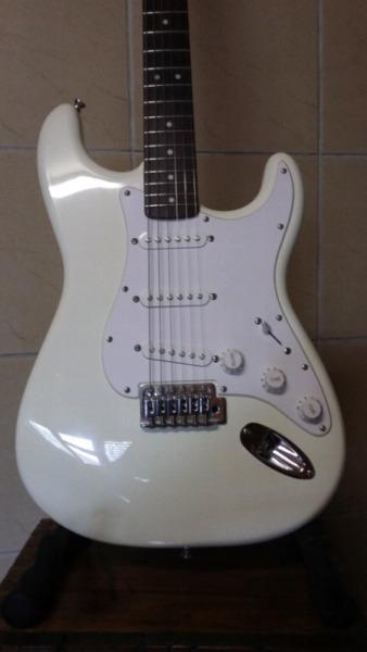 Fender Squier Bullet Strat SSS AW IMMACULATE see PICS!