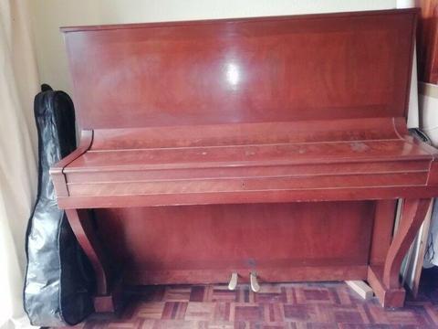 Piano, upright in good condition, Urbas & Reifshauer, Dresden, R5500