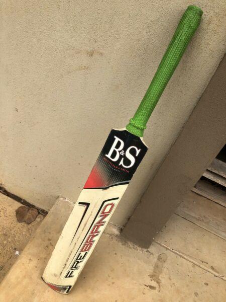 B&S junior cricket bat