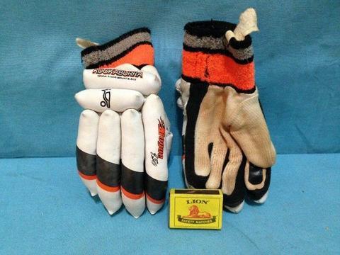 R40.00 … Kookaburra Junior Cricket Gloves. Size: Small