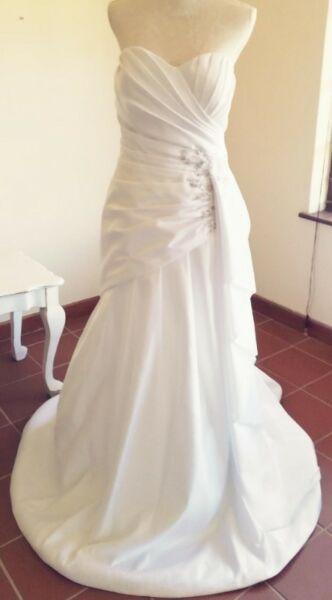 Stunning Strapless Wedding Dress