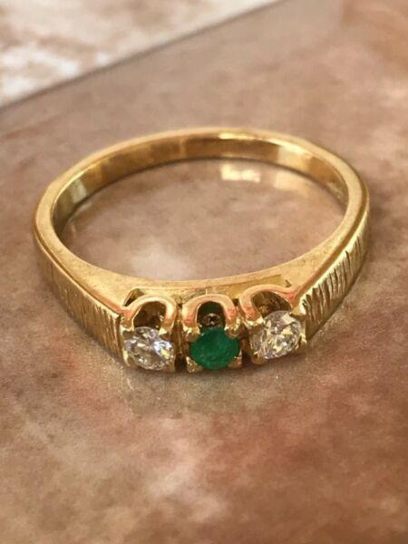 Stunning EMERALD and DIAMOND RING - Solid 18kt YELLOW GOLD