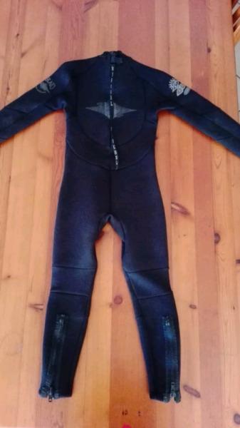Wetsuit (very good condition)